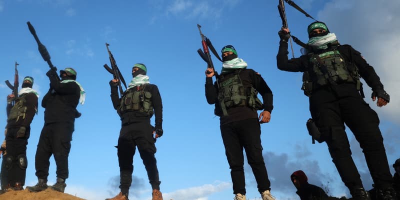 Des membres du Hamas se mettent au garde-à-vous avant la remise des corps de quatre otages israéliens à Khan Younès, dans le sud de la bande de Gaza, le 20 février 2025.
