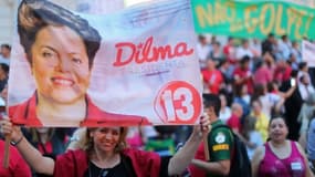 Des sympathisants du Parti des travailleurs (PT) manifestent leur soutien à Dilma Rousseff le 31 mars 2016 à Curitiba