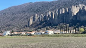 L'antenne doit se dresser devant les Pénitents des Mées, des rochers plurimillénaires, qui constituent un patrimoine important au sein du village. 
