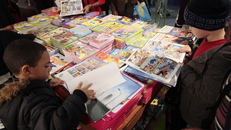 Des enfants en train de lire (illustration)