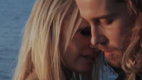 Julien Doré et Pamela Anderson dans le clip du chanteur intitulé "Le lac".