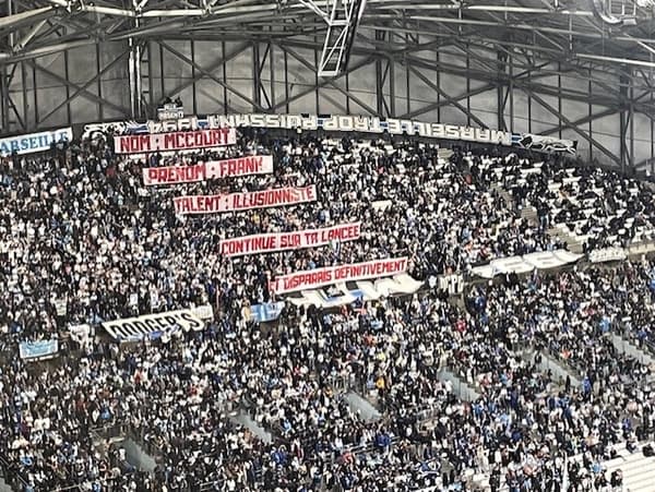 Het spandoek van Ultras Marseille "De bedrieger" Frank McCourt, 28 april 2024