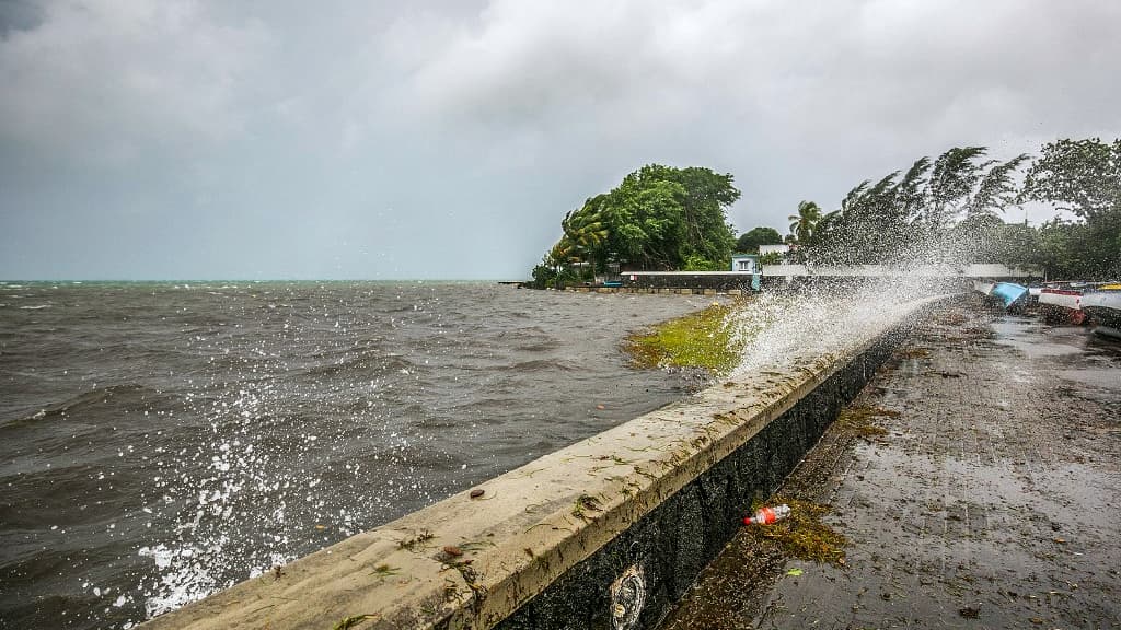 Cyclone Belal: l'île Maurice en alerte maximale, au moins un mort