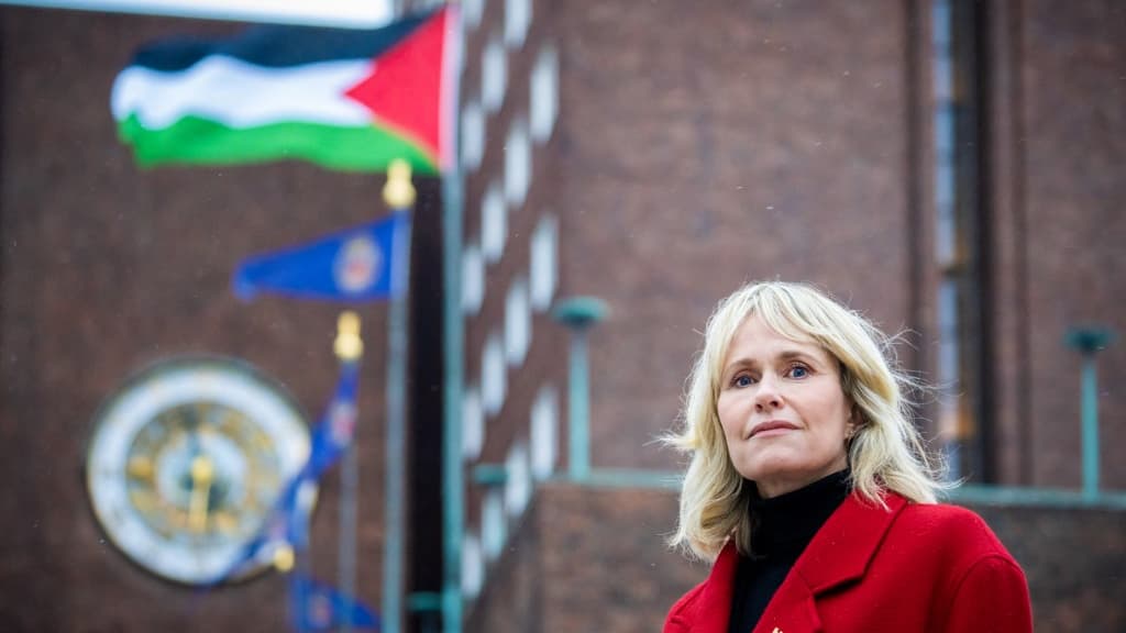 La maire d'Oslo, Anne Lindboe, devant l'hôtel de ville et le drapeau palestinien, novembre 2023 La maire d'Oslo, Anne Lindboe, devant l'hôtel de ville et le drapeau palestinien, novembre 2023