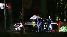 Une patrouille de police près de la base militaire de Tachikawa, ouest de Tokyo, peu après l'incident.