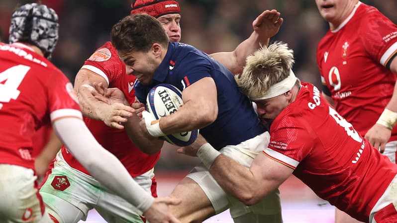 Le capitaine du XV de France Antoine Dupont encerclé par des joueurs gallois lors de l'ouverture du Tournoi des 6 nations, 31 janvier 2025