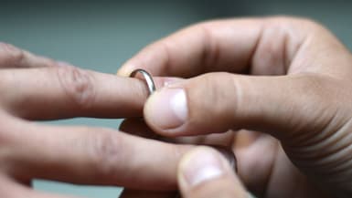 Deux hommes échangent une bague de mariage, en septembre 2012 à Paris (PHOTO D'ILLUSTRATION).