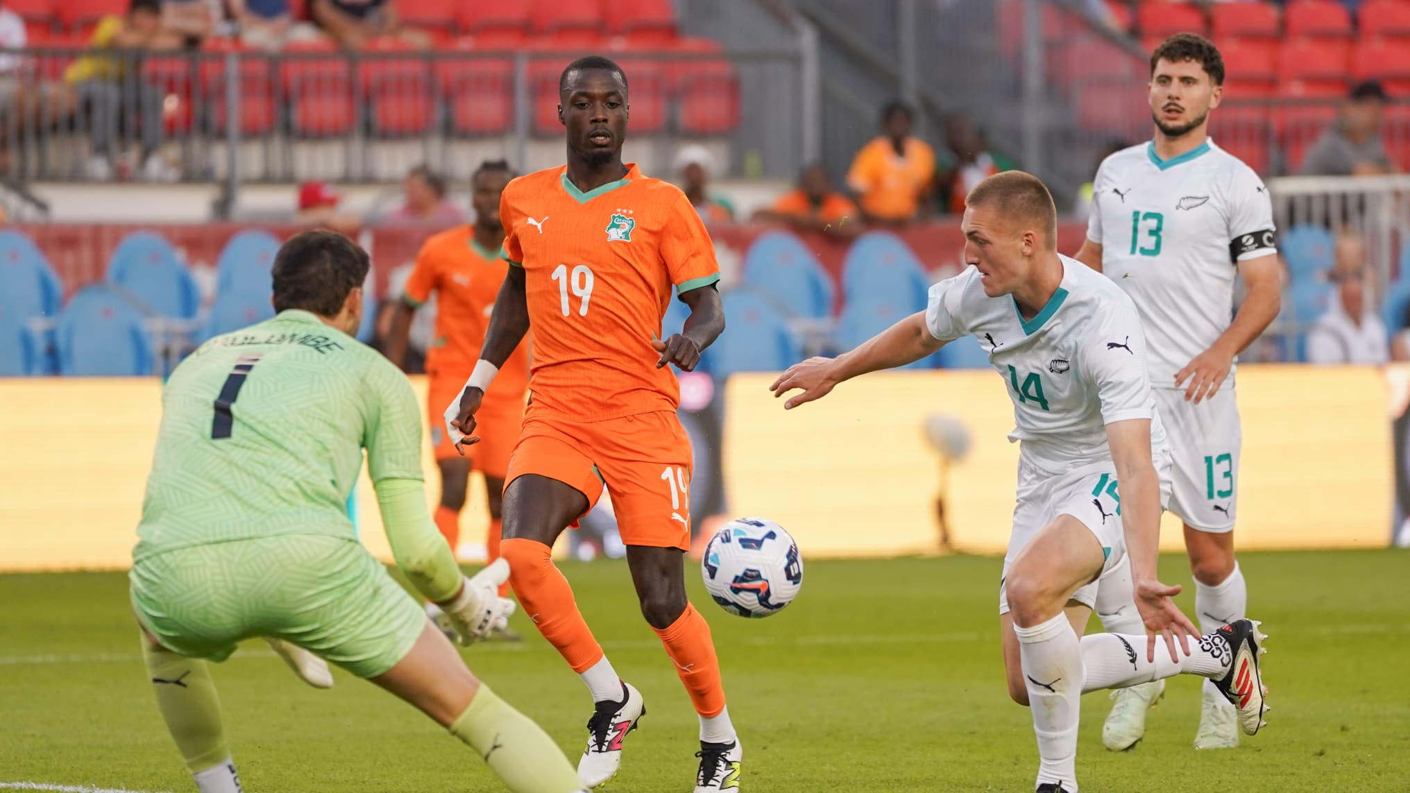 Why is possession in the final third proving difficult for Curaçao?