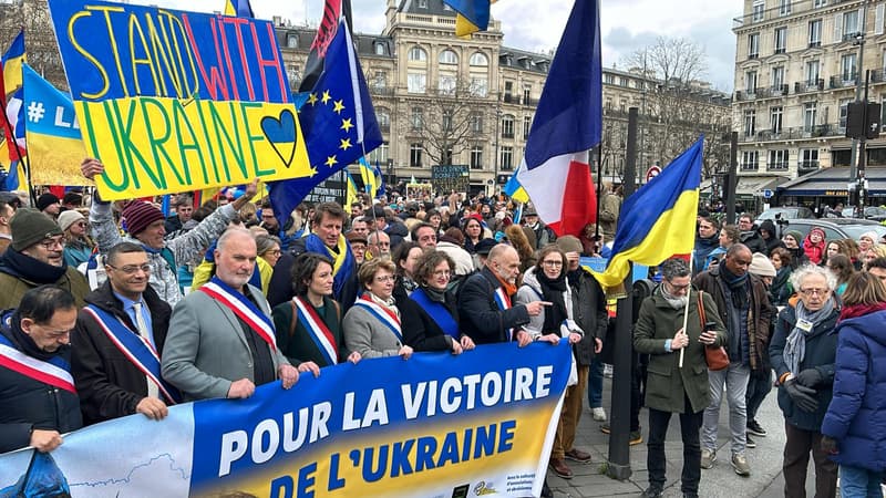 Les manifestants se sont élancés de la place de la République à 15H en direction de Bastille, en soutien à l'Ukraine dans le conflit contre la Russie.