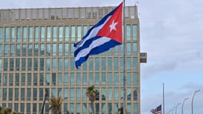Le drapeau de Cuba flottant devant l'ambassade des Etats-Unis à La Havane, janvier 2025