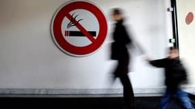 Le tabac pourrait être interdit en voiture afin de protéger les enfants.