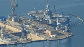 Le porte-avions Charles de Gaulle en réparation dans l'arsenal de Toulon, en 2009.