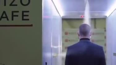 Les visiteurs doivent traverser ce tunnel désinfectant pour pouvoir approcher Vladimir Poutine.