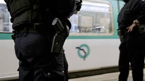 Des policiers dans une station de métro, à Paris. Image d'illustration.