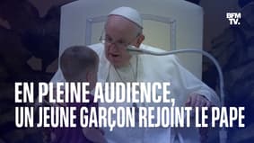 En pleine audience, un jeune enfant traverse la salle et va voir le Pape François