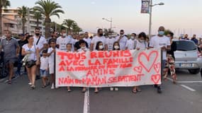 Ils étaient près de 700 ce vendredi soir à Fréjus, pour rendre hommage à la famille renversée la semaine dernière dans cette commune du Var.