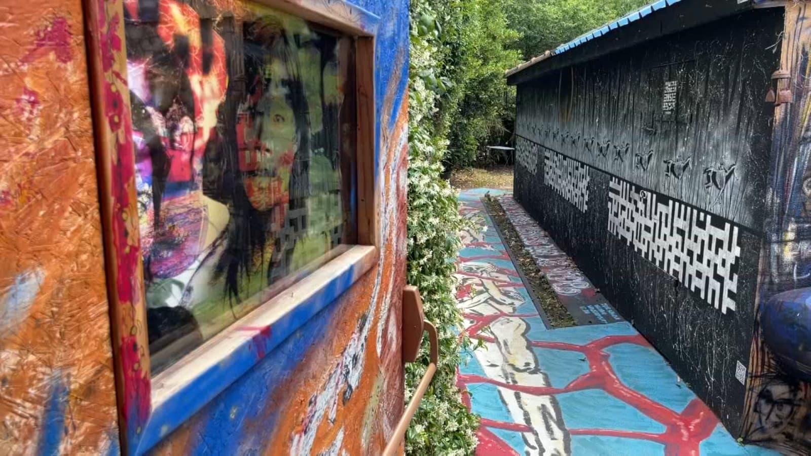 Le jardin est aussi décoré par les artistes. Le jardin est aussi décoré par les artistes.