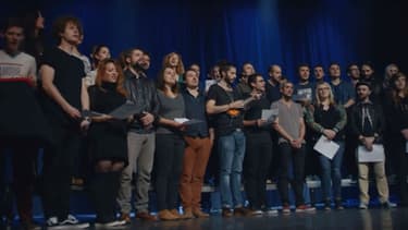 Les Youtubeurs chantent "Imagine" de John Lennon.