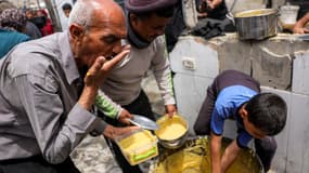 Des gens reçoivent des repas de charité dans une cuisine de Beit Lahia, dans le nord de la bande de Gaza, le 24 avril 2025.