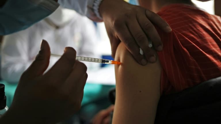 Un enfant reçoit une dose du vaccin Sinopharm contre le COVID-19 à La Paz le 9 décembre 2021