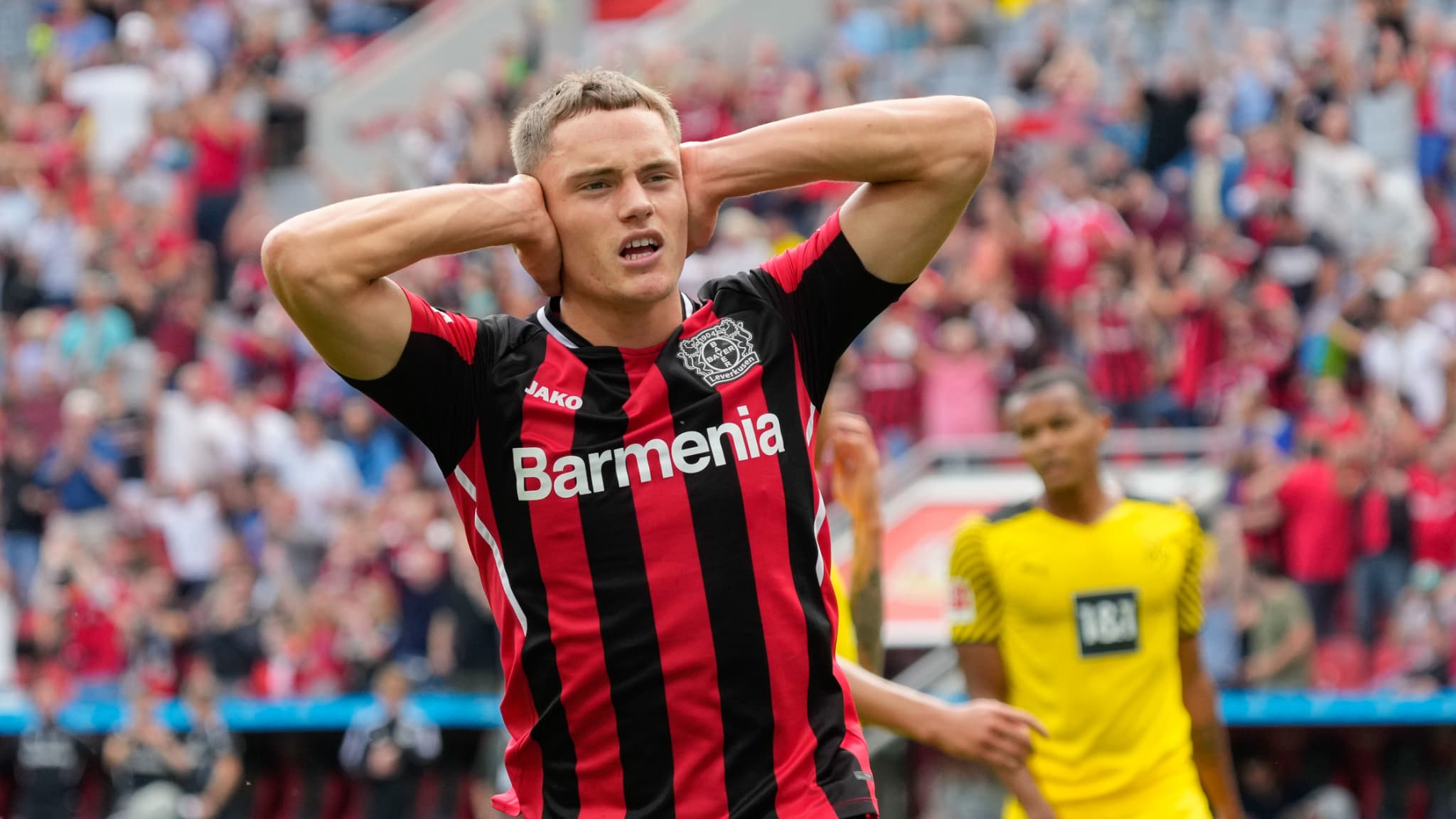 Florian Wirtz célèbre un but avec Leverkusen