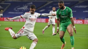 Houssem Aouar face à Harold Moukoudi lors du derby OL-ASSE en 2020