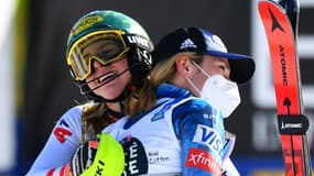 L'Autrichienne Katharina Liensberger (g), victorieuse du slalom, félicitée par l'Américaine Mikaela Shiffrin, aux Mondiaux de Cortina d'Ampezzo, le 20 février 2021