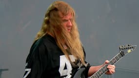Le guitariste du groupe de metal californien Slayer, Jeff Hanneman, est décédé d'une maladie du foie à l'âge de 49 ans.
