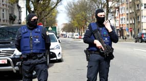 Deux policiers belges à Etterbeek, lors de la perquisition du 9 avril 2016.