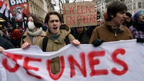 Des manifestants brandissent une banderole "Jeunesse" et une pancarte "les lycéens sont en colère" (C) lors de la manifestation du jeudi 19 janvier à Paris.
