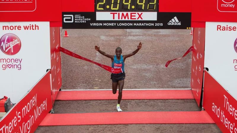 Dimanche 26 avril, Eliud Kipchoge passe, victorieux, la ligne d'arrivée du marathon de Londres.