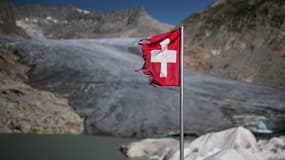 Le drapeau suisse sur le Glacier du Rhône, août 2023 