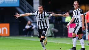 Mario Engels, célèbre son lob de près de 60, inscrit face à l'Ajax, le 20 octobre 2024.