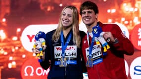 L'Américaine Gretchen Walsh et le Suisse Noe Ponti fêtent ensemble leur sacre sur 100m 4 nages aux Mondiaux en petit bassin, Budapest, 13 décembre 2024