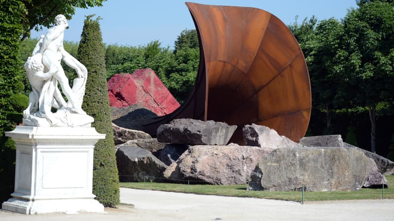 La sculpture d'Anish Kapoor "Dirty corner" à Versailles.