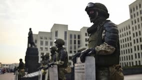 La police biélorusse lors d'une manifestation le 14 août 2020