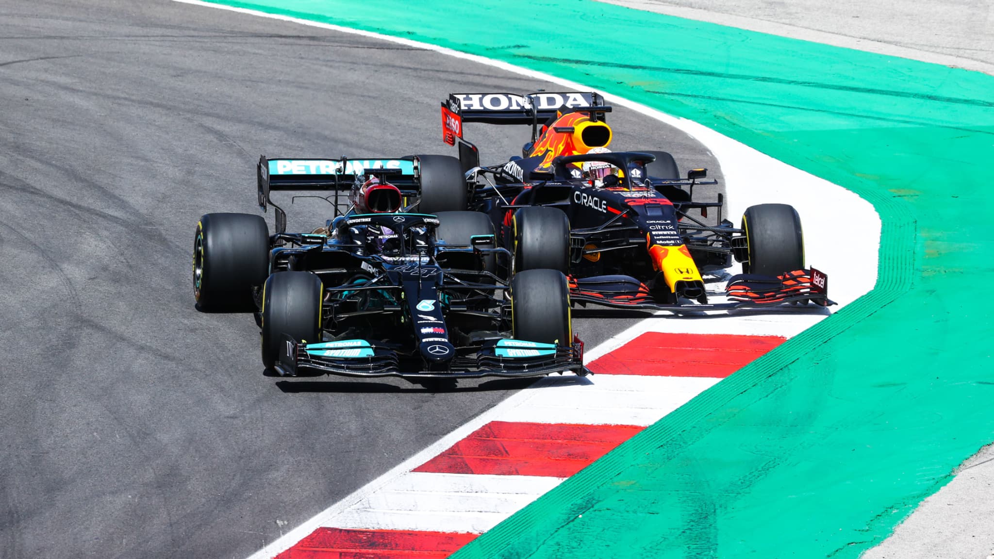 Lewis Hamilton et Max Verstappen au coude à coude