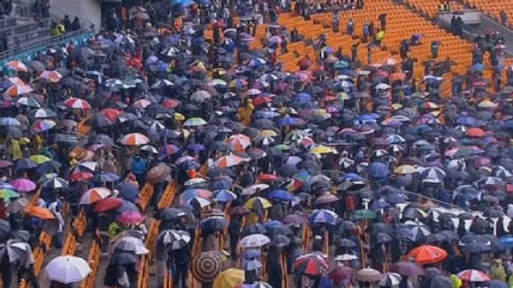 Des parapluies en pagaille, au Soccer City Stadium de Soweto. Des parapluies en pagaille, au Soccer City Stadium de Soweto.