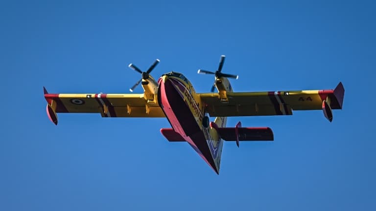 Un Canadair CL-415 Pélican de la Sécurité Civile survole une forêt près d'Avensan, le 4 avril 2021 Un Canadair CL-415 Pélican de la Sécurité Civile survole une forêt près d'Avensan, le 4 avril 2021
