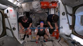 L'astronaute américaine Tracy Caldwell imite l'épreuve d'haltérophilie dans l'ISS, à l'occasion du début des JO de Paris 2024, le 26 juillet 2024