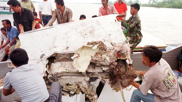 Un morceau de la carcasse du vol SilkAir est extrait de la rivière Musi, à Sumatra, le 20 décembre 1997. Un morceau de la carcasse du vol SilkAir est extrait de la rivière Musi, à Sumatra, le 20 décembre 1997.