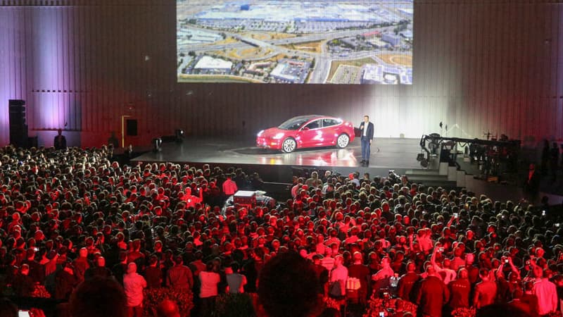 Elon Musk sur scène lors d'une présentation de la Tesla Model 3 en août 2017.