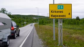Une voiture près de la frontière russe en Norvège
