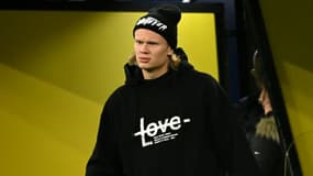 L'attaquant norvégien du Borussia Dortmund Erling Haaland encourage ses coéquipiers depuis les tribunes lors de la rencontre de Ligue des champions contre l'Ajax Amsterdam (groupe C) à domicile, le 3 Novembre 2021