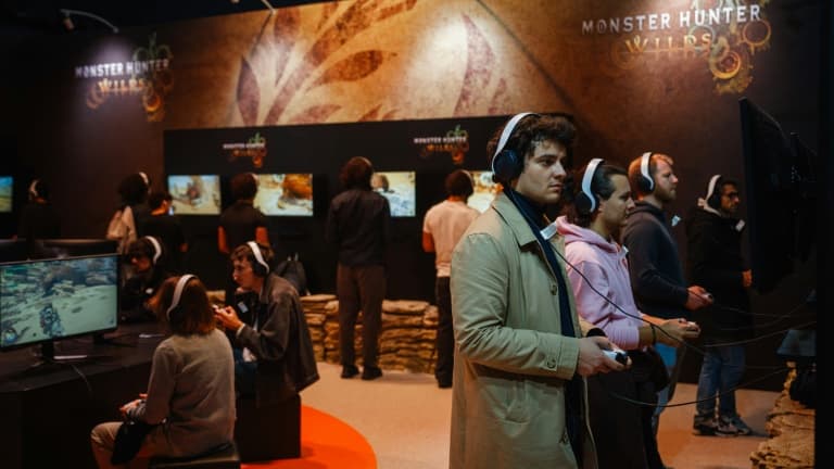 Des visiteurs jouent au jeu vidéo "Monster Hunter Wilds" développé et édité par Capcom lors de la soirée de préouverture du salon "Paris Games Week" à Paris, le 22 octobre 2024 Des visiteurs jouent au jeu vidéo "Monster Hunter Wilds" développé et édité par Capcom lors de la soirée de préouverture du salon "Paris Games Week" à Paris, le 22 octobre 2024