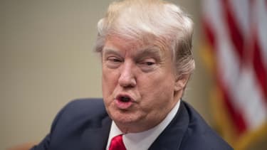 Trump signe un décret pour limiter les réglementations.