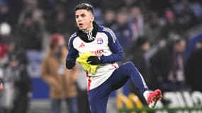 L'Argentin Thiago Almada pendant son échauffement lors du match OL-Toulouse, le 18 janvier 2025