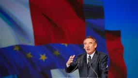François Bayrou a affirmé lundi soir à Lyon qu'il était le seul candidat capable de défendre le modèle social français et a dénoncé les "discours mensongers" des deux favoris des sondages en vue du premier tour, François Hollande et Nicolas Sarkozy. /Phot