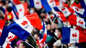 Des drapeaux français avec le logo de la FFR en 2022
