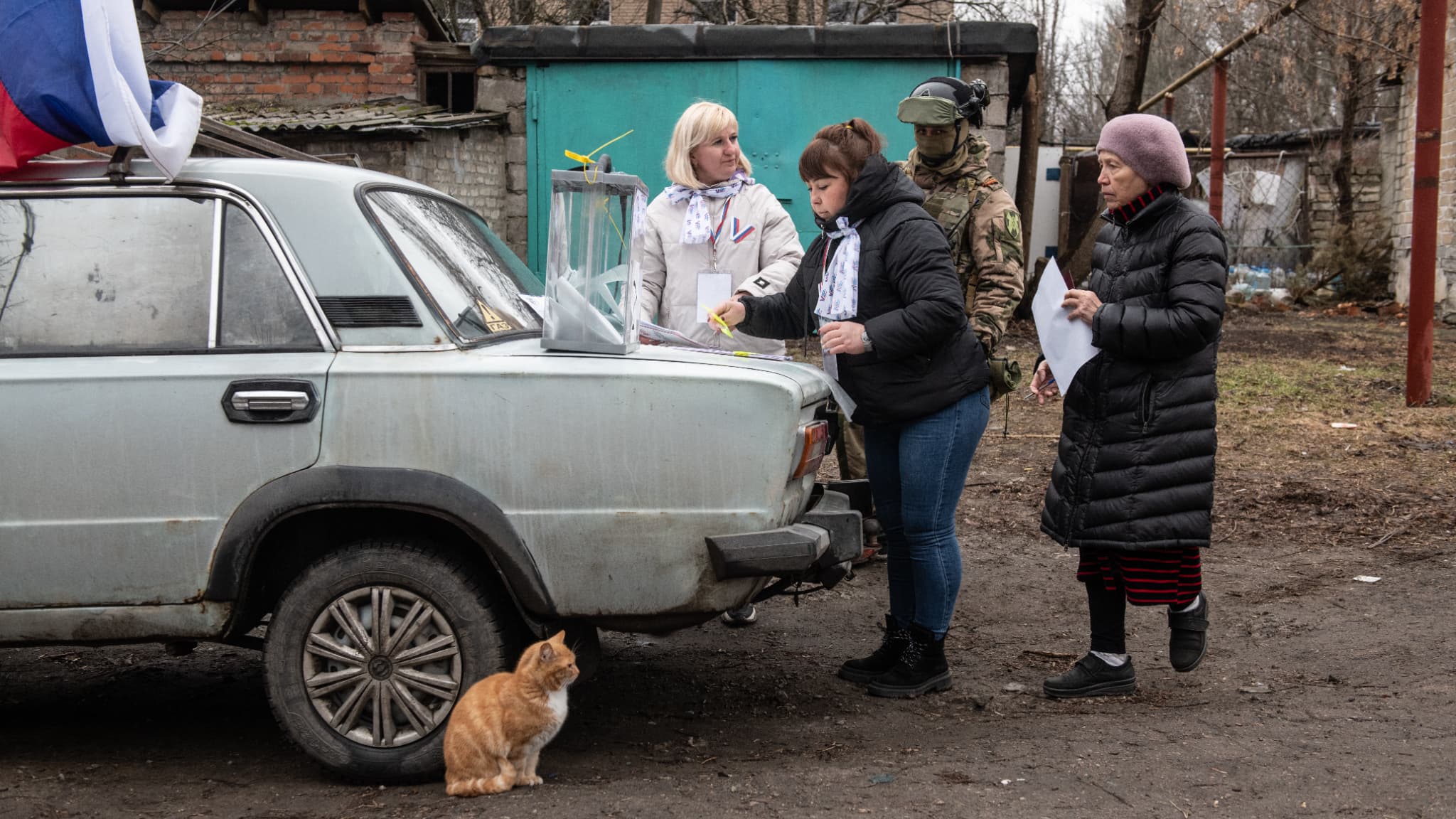Des femmes devant un bureau de vote mobile lors du scrutin de l'élection présidentielle russe à Donetsk, en Ukraine contrôlée par la Russie, le 14 mars 2024.